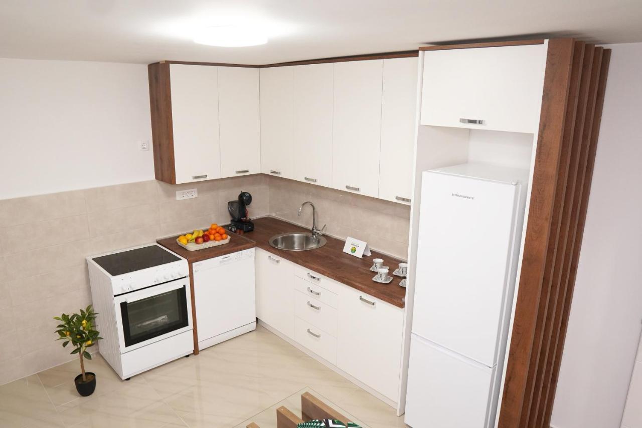 Apartments Manitovac M Nikšić Exteriör bild